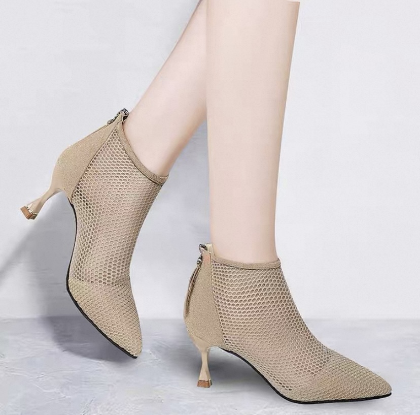 細跟網狀踝靴1. 鏤空網紗尖頭短靴也太仙了！黑/杏兩色超百搭，細跟顯腿長還透氣，春夏穿剛剛好🥾 2. 網紗鏤空高跟短靴來了！尖頭設計拉長腿線，透氣網面不悶腳，日常搭褲裝裙裝都超有范～ 3