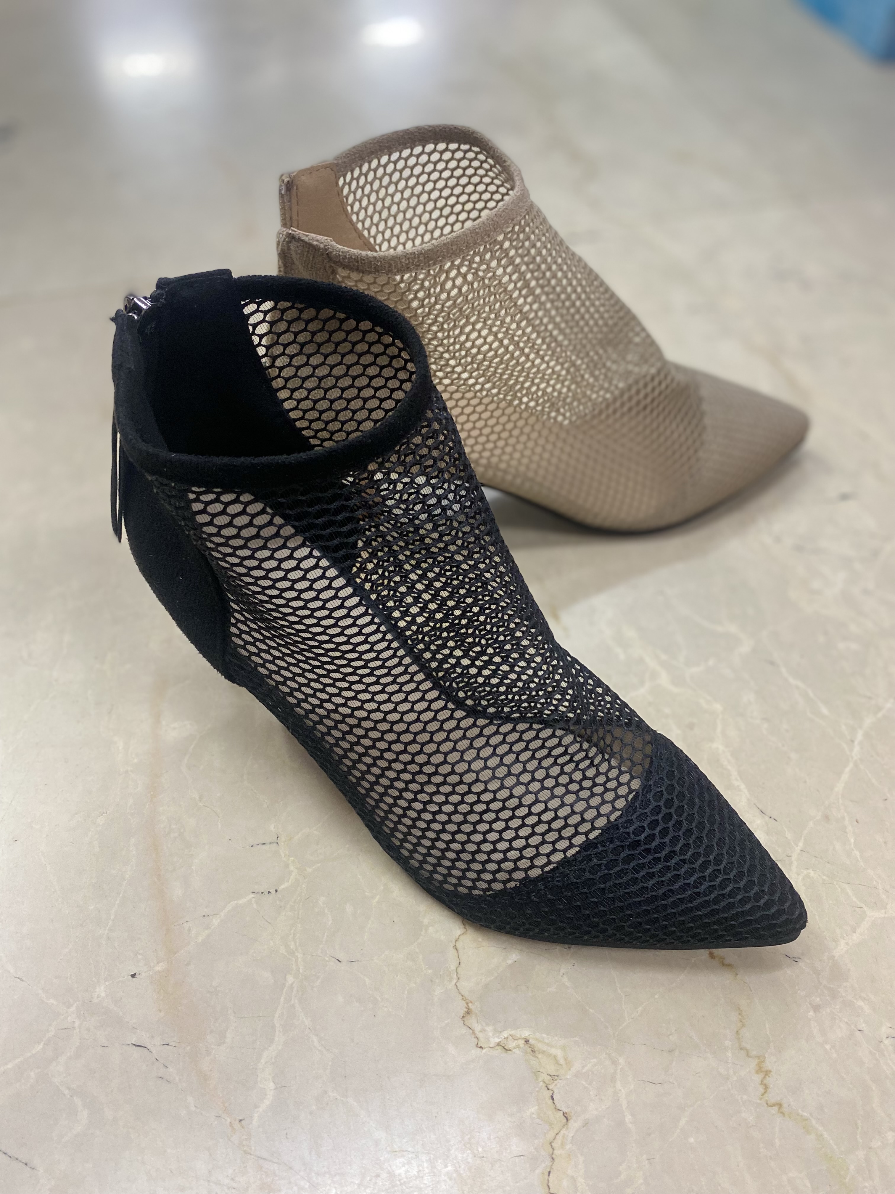 細跟網狀踝靴1. 鏤空網紗尖頭短靴也太仙了！黑/杏兩色超百搭，細跟顯腿長還透氣，春夏穿剛剛好🥾 2. 網紗鏤空高跟短靴來了！尖頭設計拉長腿線，透氣網面不悶腳，日常搭褲裝裙裝都超有范～ 2