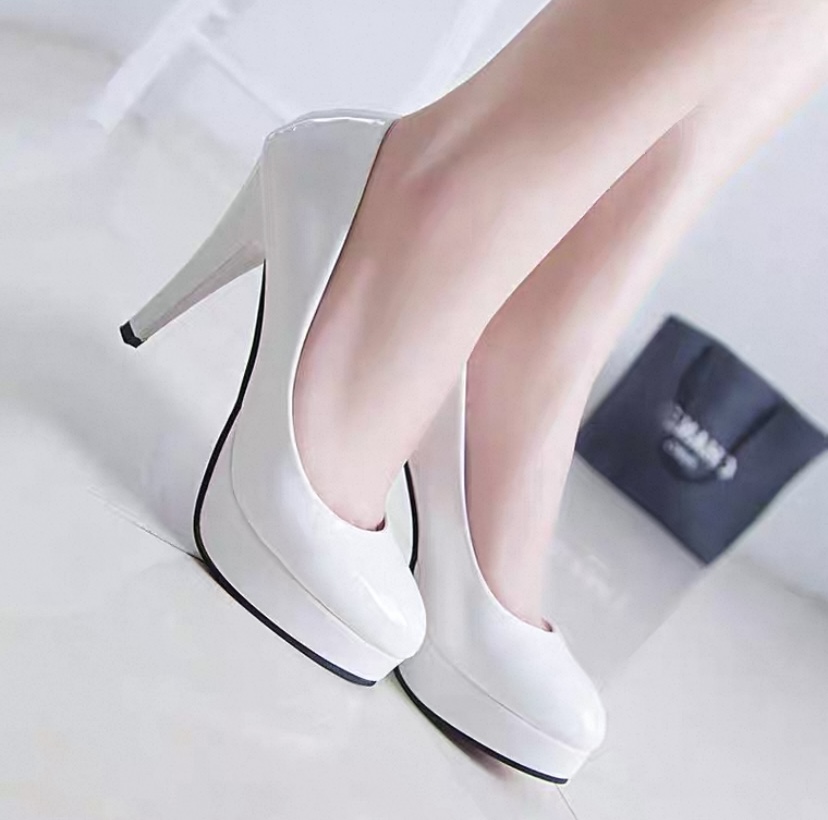 高跟包鞋（防水台）1. 財神賣鞋經典漆皮高跟鞋！黑/白/紅/裸四色齊全，防水台細跟設計，顯高又穩健，宴會通勤都能穿👠 2. 本命漆皮高跟鞋來了！財神賣鞋這款經典款，亮面質感超顯高級，多色可選，搭配各種穿搭都絕配～ 3