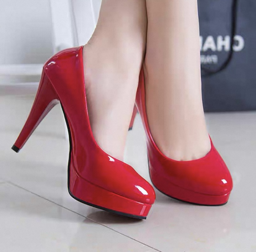高跟包鞋（防水台）1. 財神賣鞋經典漆皮高跟鞋！黑/白/紅/裸四色齊全，防水台細跟設計，顯高又穩健，宴會通勤都能穿👠 2. 本命漆皮高跟鞋來了！財神賣鞋這款經典款，亮面質感超顯高級，多色可選，搭配各種穿搭都絕配～ 4
