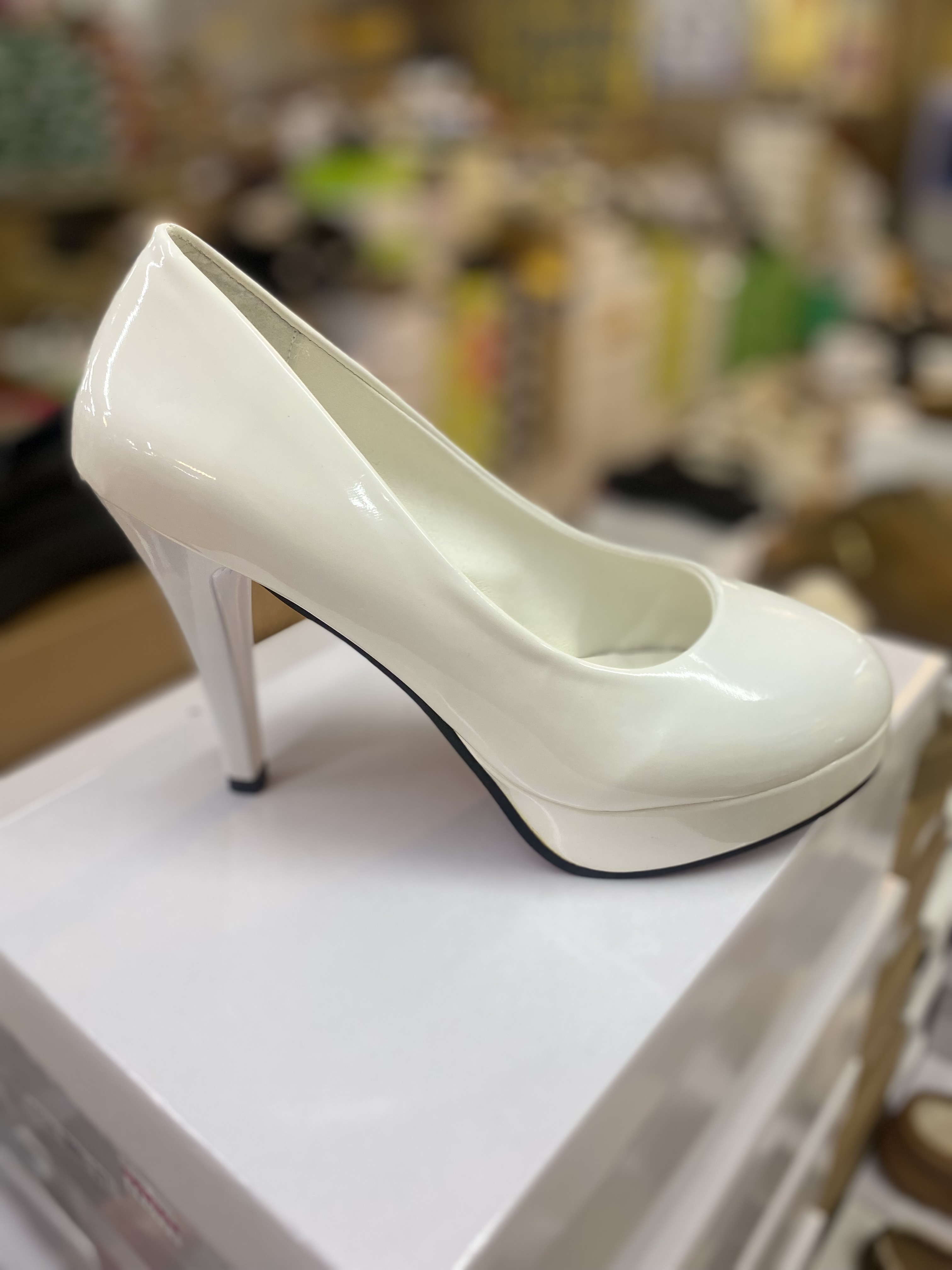 高跟包鞋（防水台）1. 財神賣鞋經典漆皮高跟鞋！黑/白/紅/裸四色齊全，防水台細跟設計，顯高又穩健，宴會通勤都能穿👠 2. 本命漆皮高跟鞋來了！財神賣鞋這款經典款，亮面質感超顯高級，多色可選，搭配各種穿搭都絕配～ 7