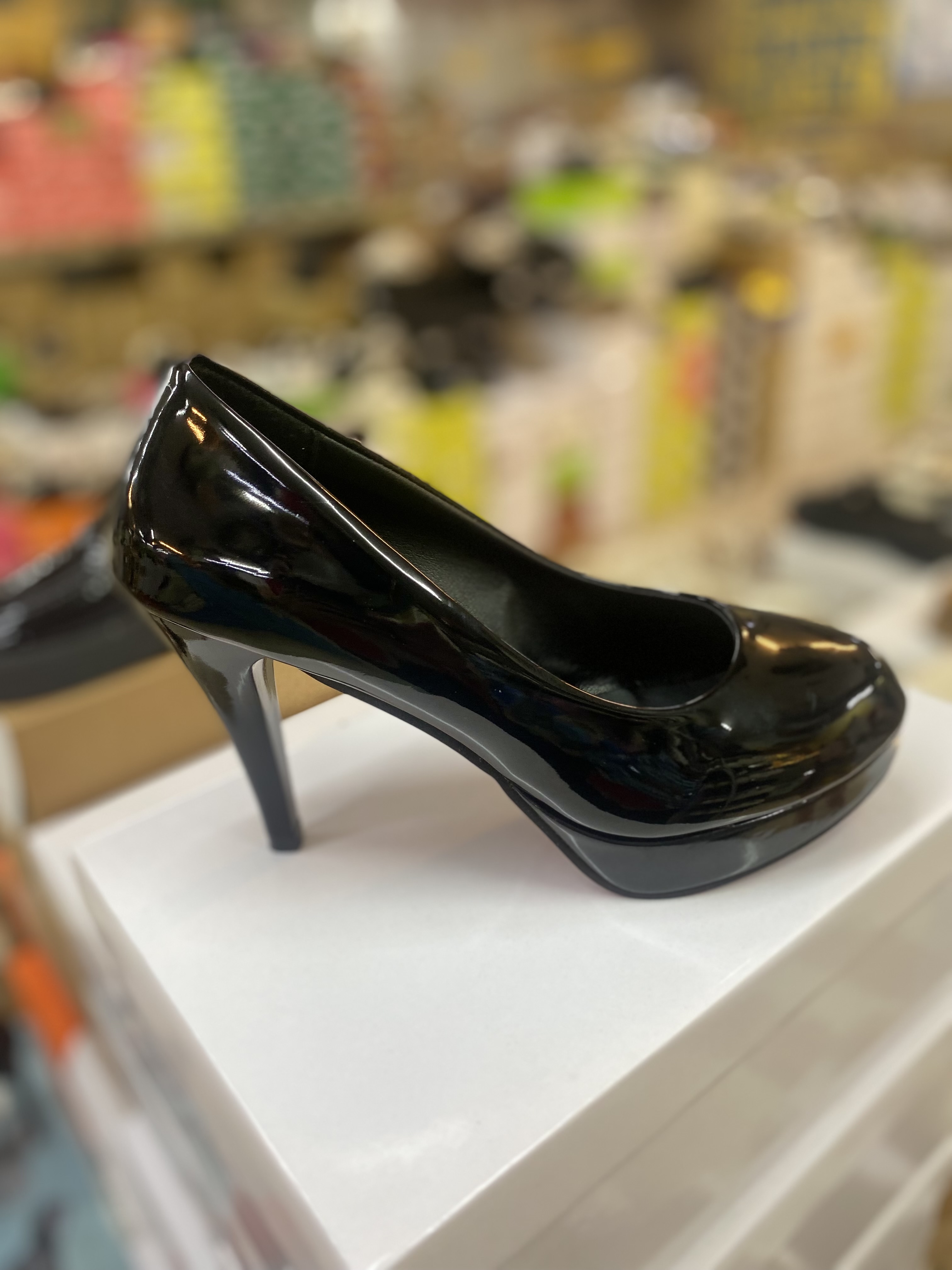 高跟包鞋（防水台）1. 財神賣鞋經典漆皮高跟鞋！黑/白/紅/裸四色齊全，防水台細跟設計，顯高又穩健，宴會通勤都能穿👠 2. 本命漆皮高跟鞋來了！財神賣鞋這款經典款，亮面質感超顯高級，多色可選，搭配各種穿搭都絕配～ 5