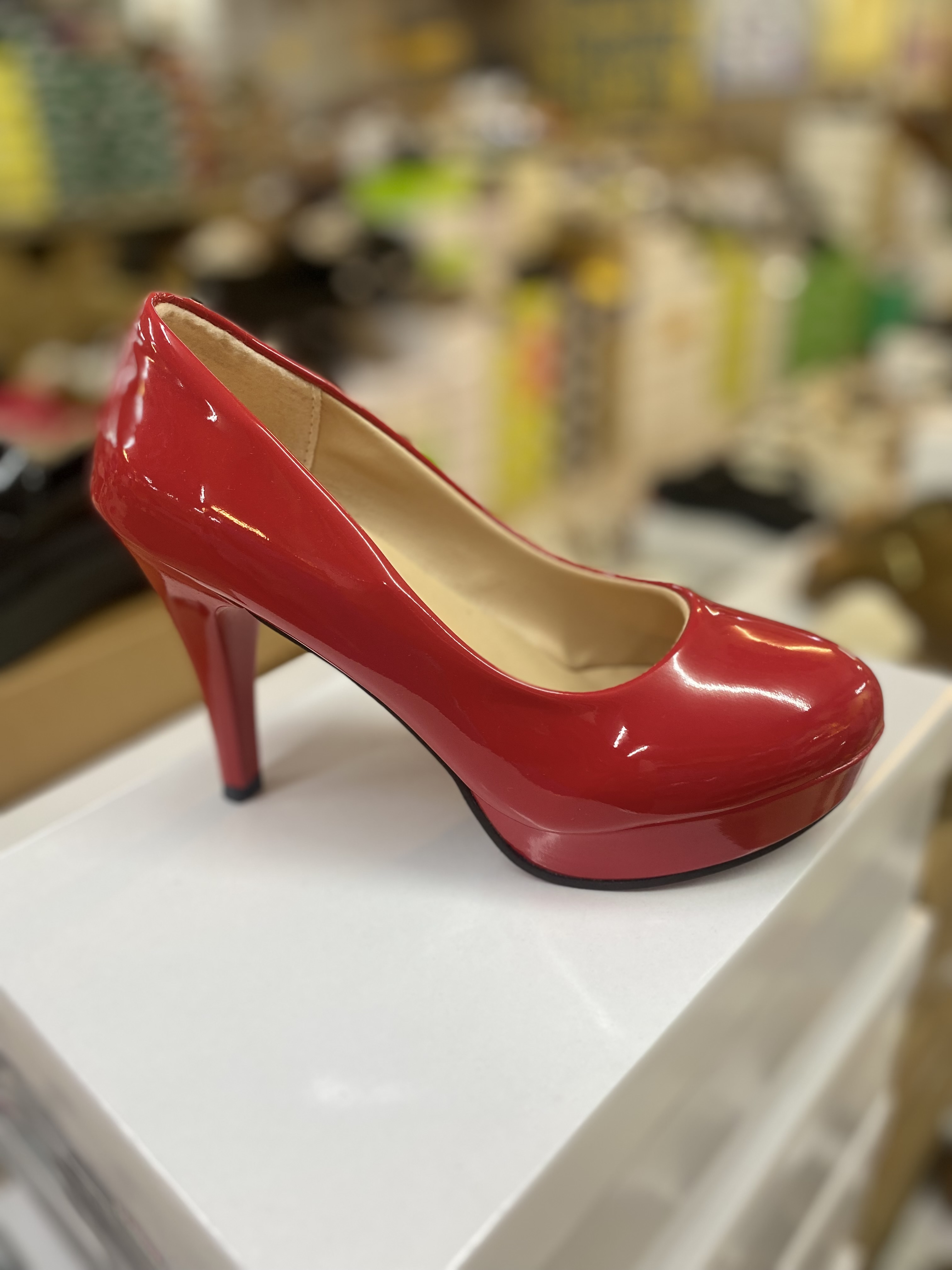 高跟包鞋（防水台）1. 財神賣鞋經典漆皮高跟鞋！黑/白/紅/裸四色齊全，防水台細跟設計，顯高又穩健，宴會通勤都能穿👠 2. 本命漆皮高跟鞋來了！財神賣鞋這款經典款，亮面質感超顯高級，多色可選，搭配各種穿搭都絕配～ 6