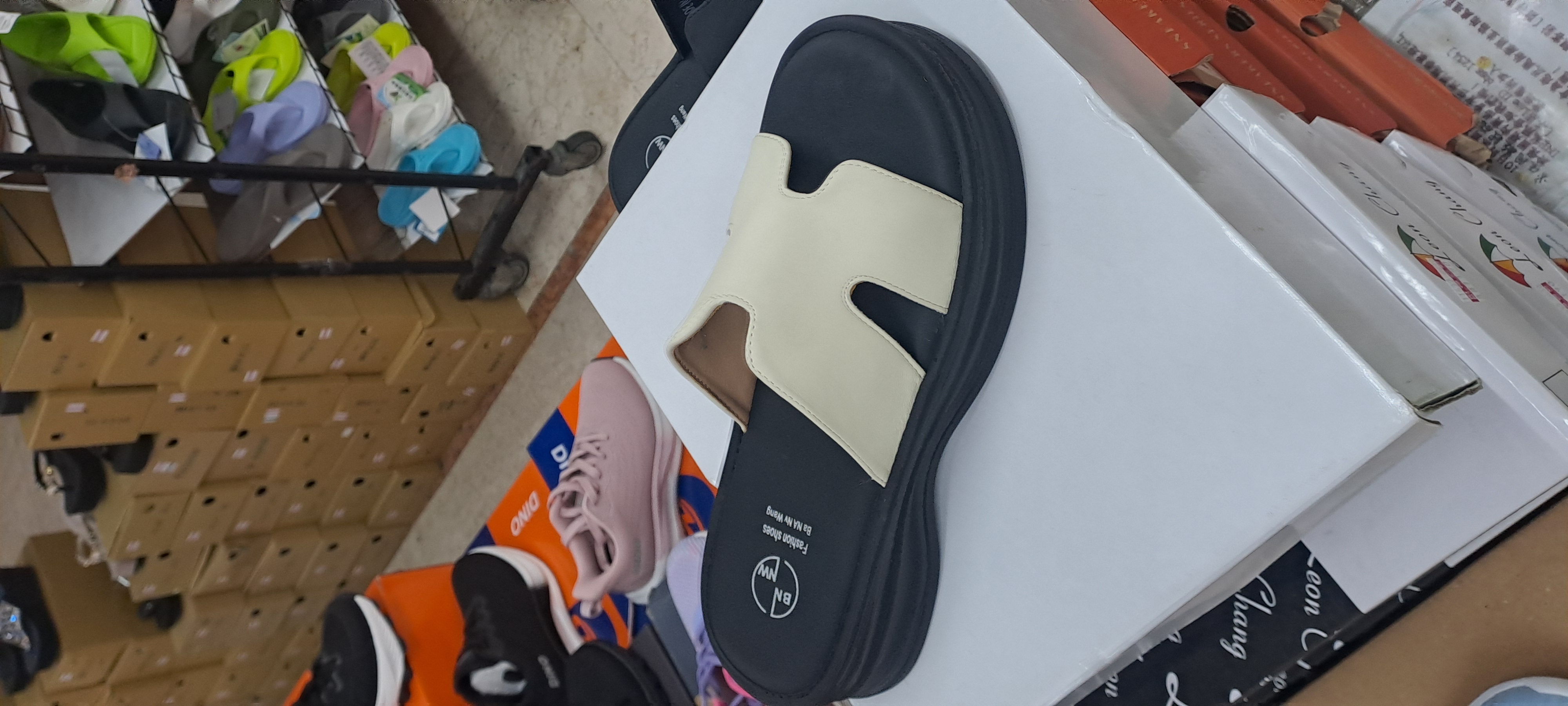 女士H新款拖鞋 5