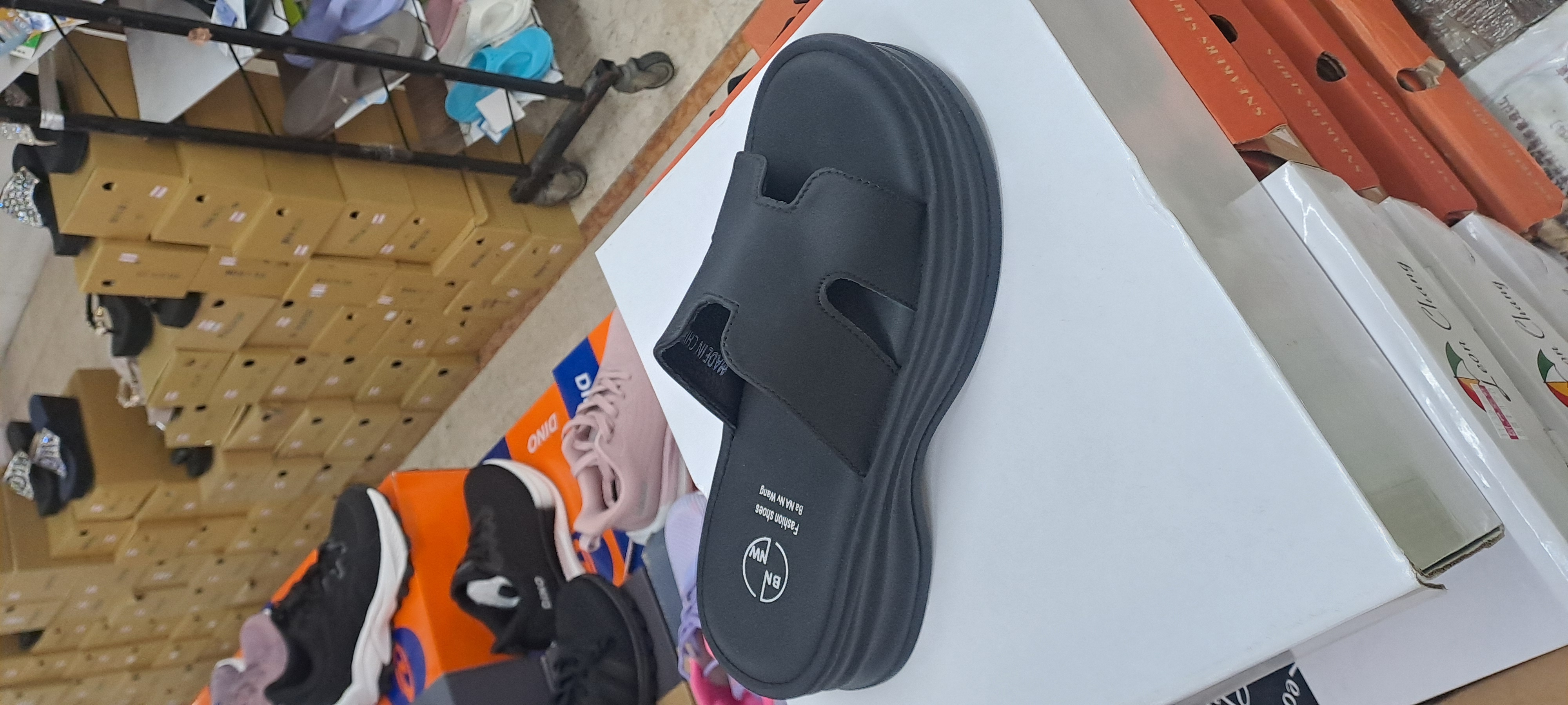 女士H新款拖鞋 4