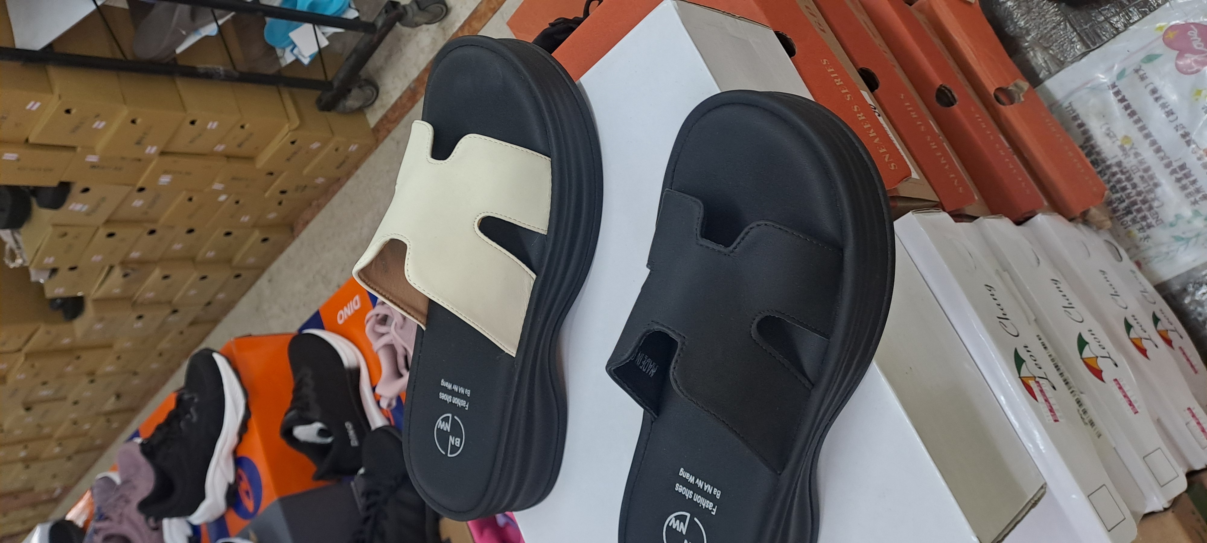 女士H新款拖鞋 3