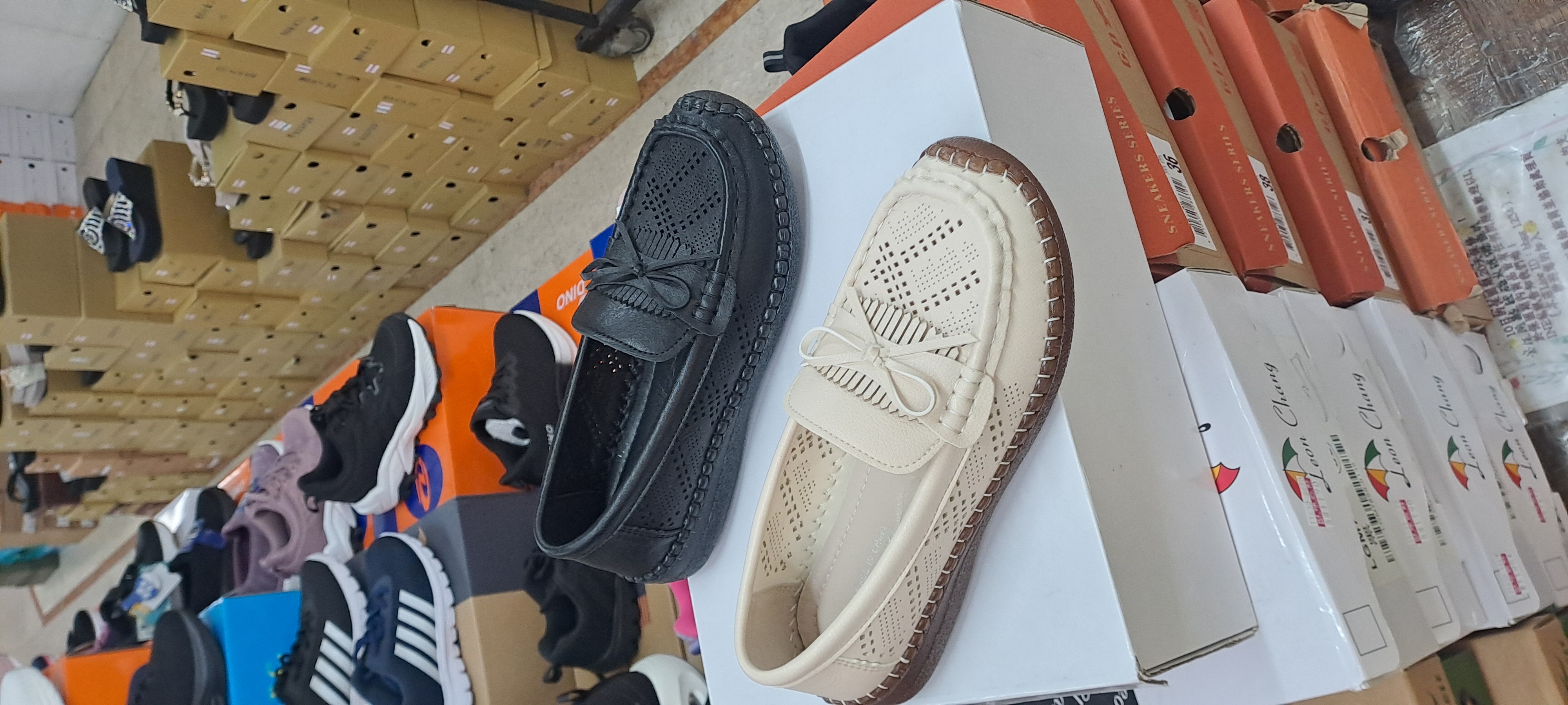 女士車線止滑透氣休閒鞋