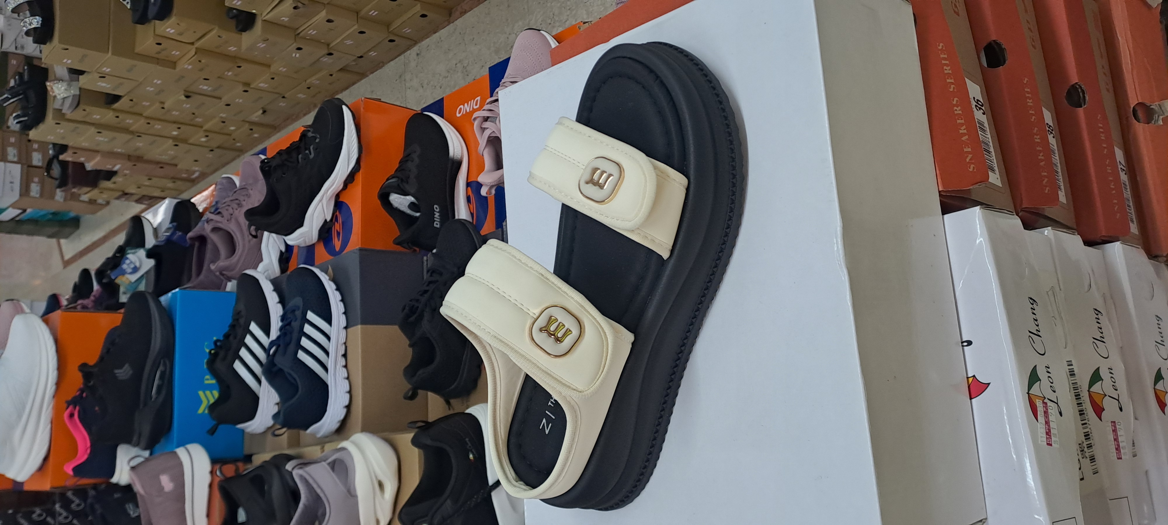 女士2026時尚潮流拖鞋 2